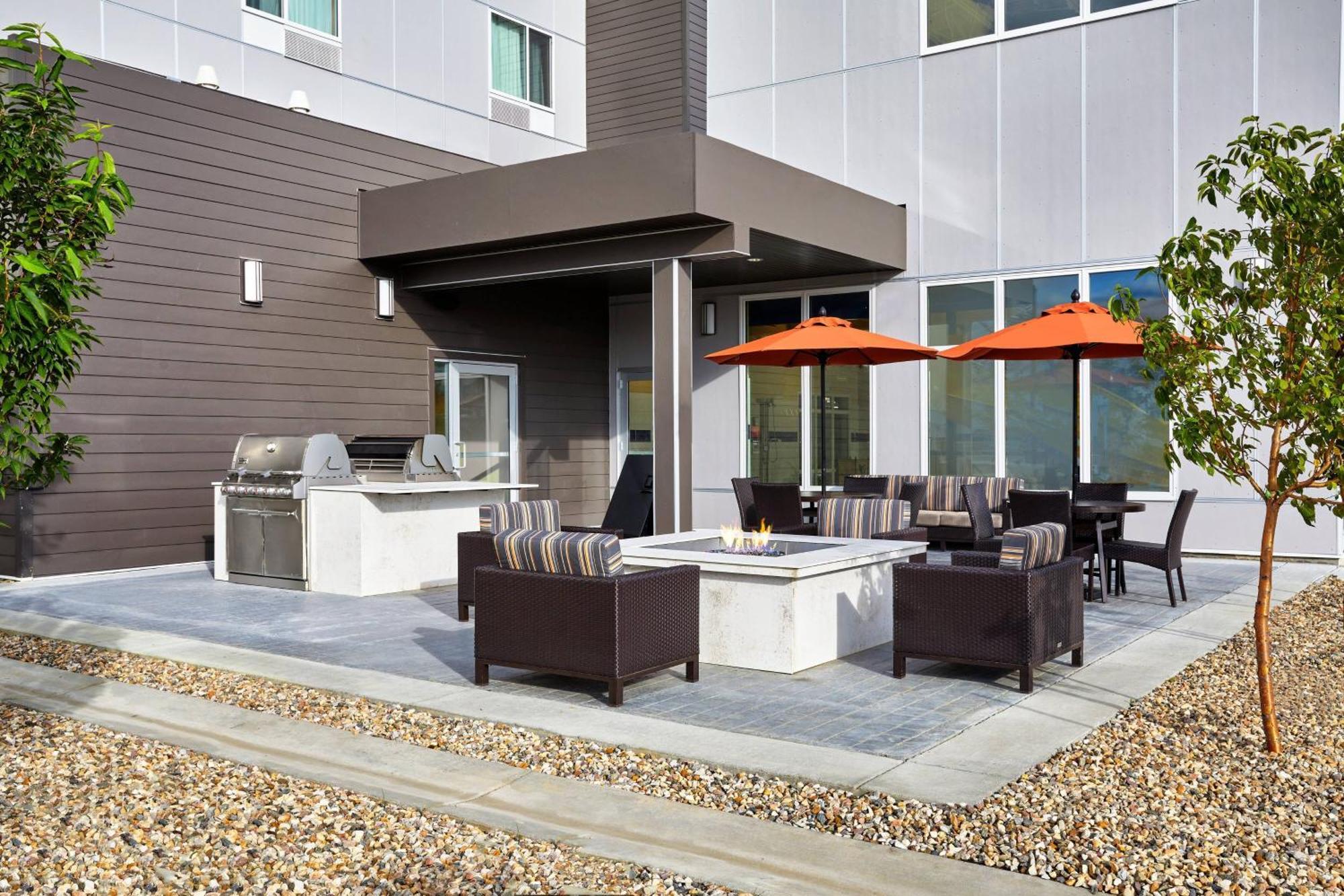 Towneplace Suites By Marriott Fort Mcmurray Exterior foto